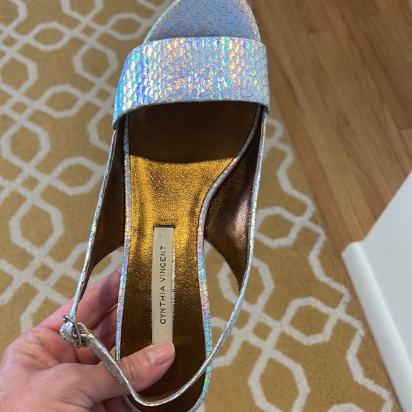 Metallic sling backs by Cynthia Vincent. - Picture 2 of 8